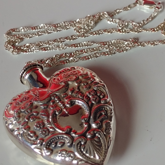 Stupendous Sterling Large Lady's Perfume Heart Fla - Picture 10 of 15